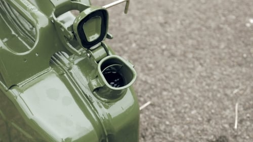 Man öffnet Benzin- oder Diesel-Kanister mit Kraftstoff