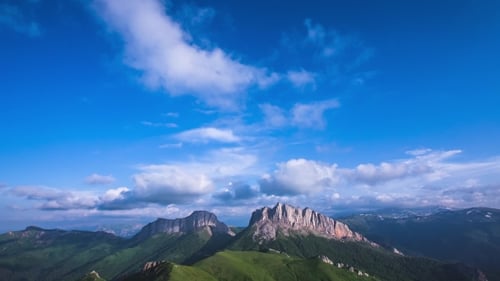 Montañas del Cáucaso con el monte Acheshbok