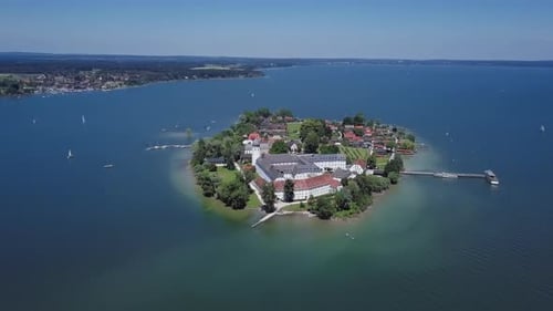 Vista aérea de Frauenchiemsee (Fraueninsel), Alemania