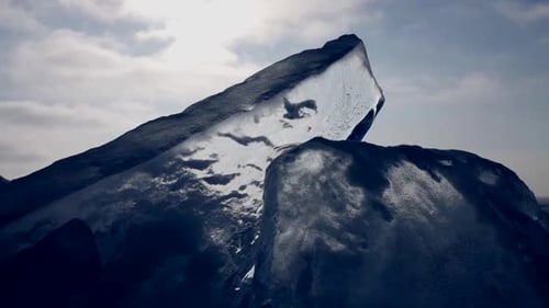 Klarer und transparenter Eisblock an der Küste, Nahaufnahme der Winterzeit im Norden