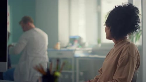 Médico pediatra realiza un chequeo médico general a una adolescente en una clínica moderna