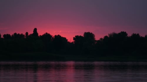 Farbe Sonnenaufgang über dem Fluss