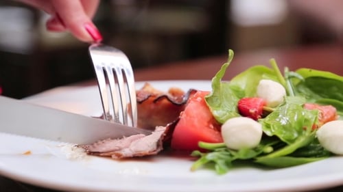 Salat mit Gabel und Messer essen