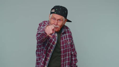 Mann lächelt aufgeregt und zeigt auf die Kamera, wählt den glücklichen Lotteriegewinner und zeigt an, dass