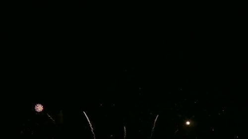 Colorido espectáculo de fuegos artificiales por la noche sobre fondo de cielo