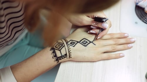 Tatuaje de henna en manos de mujer