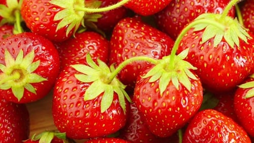 Rote Erdbeeren rotieren.