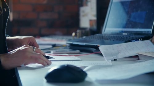 Mann arbeitet am Computer im modernen Büro