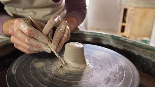 Potier mâle fabriquant un pot