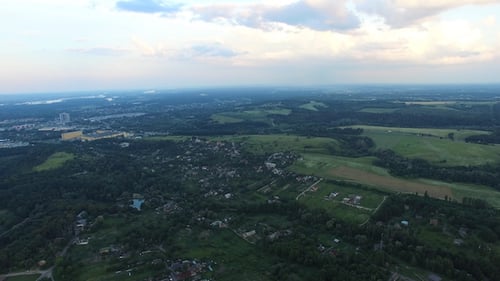 Dorf im grünen Wald