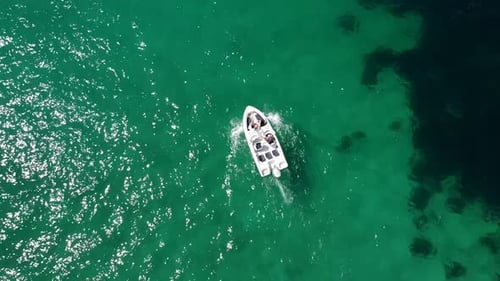 Vue aérienne d'un bateau touristique naviguant sur la mer par une journée d'été ensoleillée