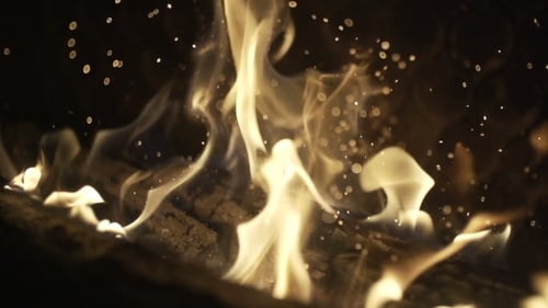 Brennendes Holz im Kamin