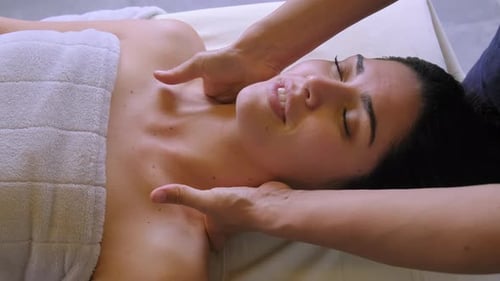Junge Frau genießt Massage im Spa-Salon Luxus Schönheitsbehandlungskonzept. Glückliches Gesicht lächelnd