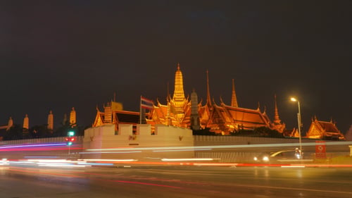 Tráfico nocturno en Tailandia