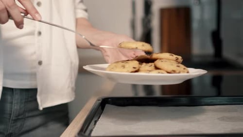 Junge Hausfrau macht hausgemachte Kekse in der Küche