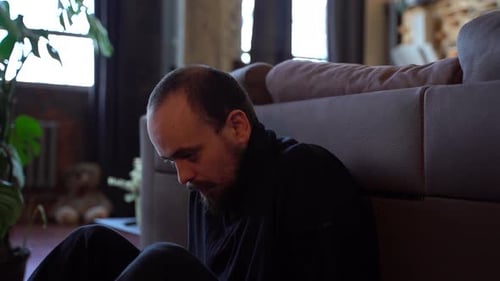 Hombre barbudo caucásico estresado y triste