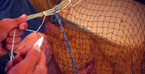 Fisherman Repairs Netze 2