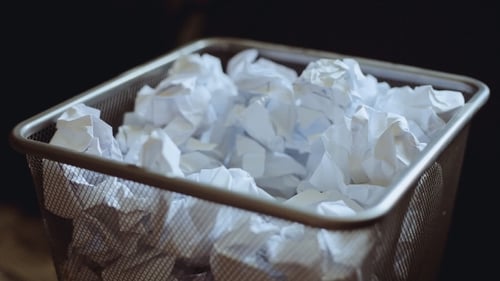 Recyceln. Zerknittertes Papier wird in den Papierkorb geworfen