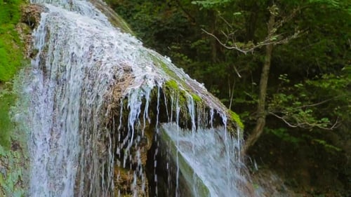 Cascade pittoresque de Dzhur Dzhur en mouvement