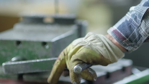 Arbeiter bohren Metall in der Werkstatt