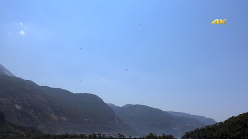Crowd Gleitschirmfliegen im Himmel