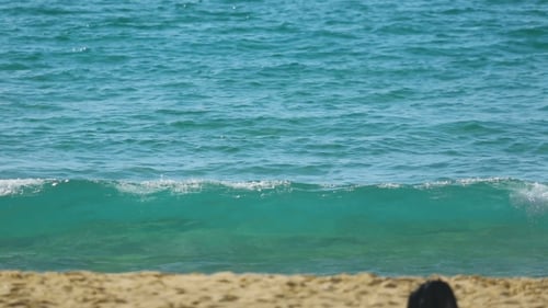 Welle des Ozeans am Sandstrand