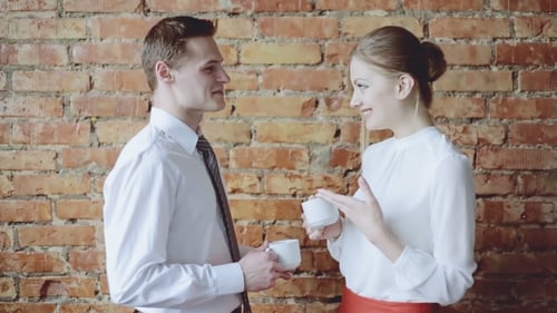 Geschäftsmann und Geschäftsfrau machen eine Kaffeepause