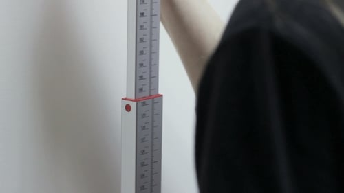 Das Lineal bewegt sich zur Messung des Wachstums,