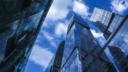 Glänzende reflektierende Wolkenkratzer