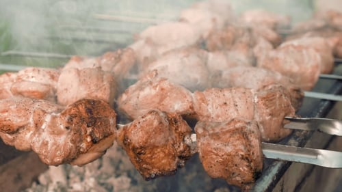 Grillspieße mit Fleisch auf dem Grill kochen