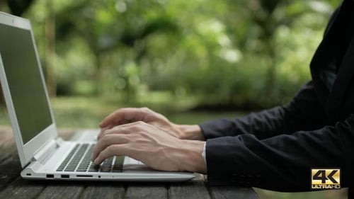 Unternehmen nutzen Laptop