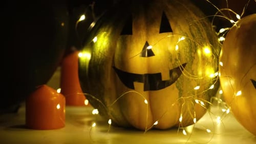 Halloween-Kürbisdekoration, Kerzen und leuchtende Lichter, Nahaufnahme in dunkler Nacht