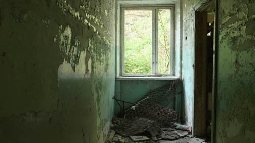 Ventana en la fábrica desierta