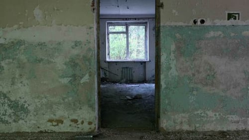 Fenster und Tür im vernachlässigten Haus
