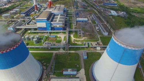 Luftaufnahme des Kraftwerks mit großen Rohren