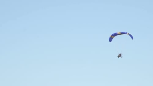Fallschirm mit in der Luft fliegendem Motor