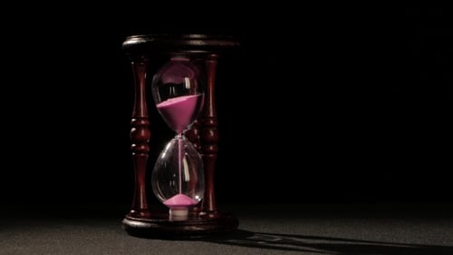 Countdown In der Sanduhr. Rosa Sand.
Schwarz