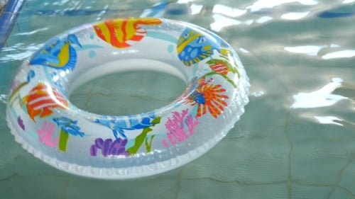 Círculo flotando en la piscina