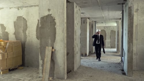 Desarrollador Speaking On Phone