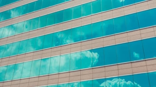 Unternehmensgebäude, blauer Himmel und Wolken