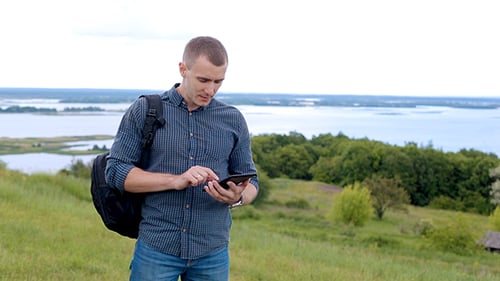 Nutzt digitales Tablet