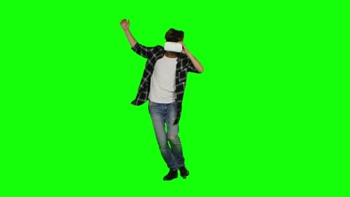 Homem usando uma máscara de realidade virtual na cabeça. Tela verde