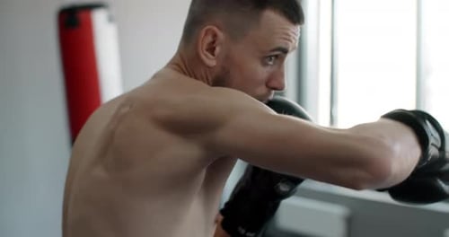 Nahaufnahme Shadowboxing in Zeitlupe Kickboxer kämpft mit Shadow Fighter trainiert Strikes