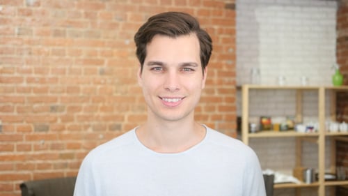 lächelnder junger Mann