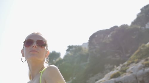 Sommerurlaub Frau Spaß am Strand Spazieren In Der Sonne entspannen