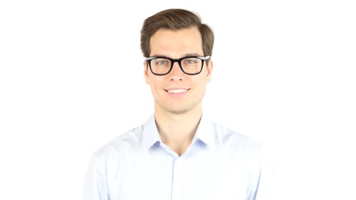 Homme souriant dans des lunettes, portrait