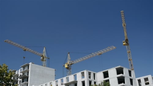 Funktionierende Baukrane.