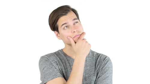 Porträt eines denkenden Jungen