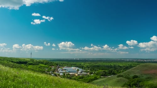 Wolken Himmel Stadt Schöner sonniger Tag Natur Hügel Berge Reisen Das Landgebäude
