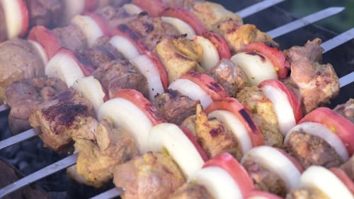 Barbecue avec délicieux grillades